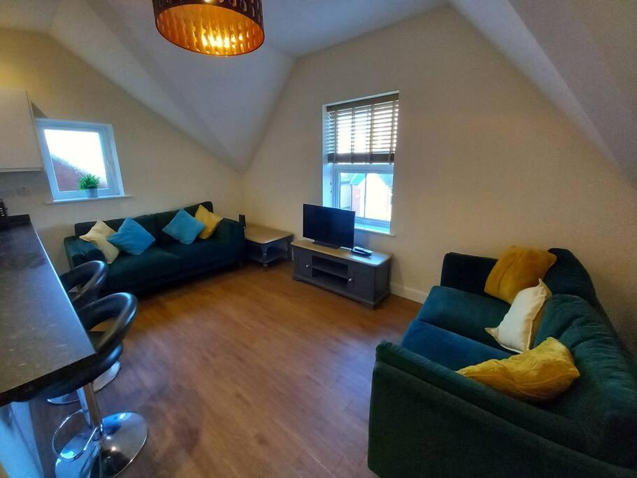Roomy Penthouse 2 Double Bed Apartment - Spacious - Central Beeston - Free Secure Parking - นอตติงแฮม ภายนอก รูปภาพ